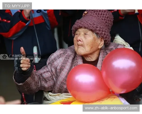 马赛足球队关爱行动 收养百名老人传递温暖与爱心